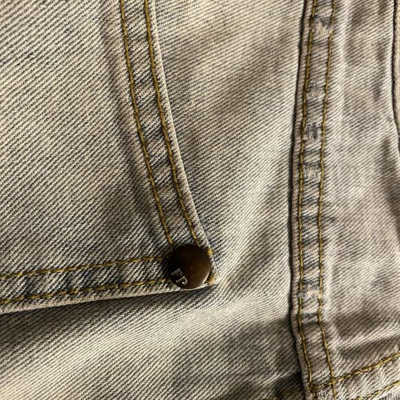 Free People Crochet Lace Trim Boho Denim Jean Shorts Womens Size 28 Button EUC - Picture 14 of 14